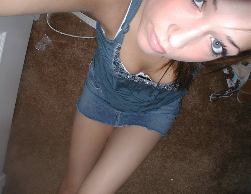 Bilder von einem Amateur-Teenie, der nackt in ihrem Zimmer posiert
 #77112059
