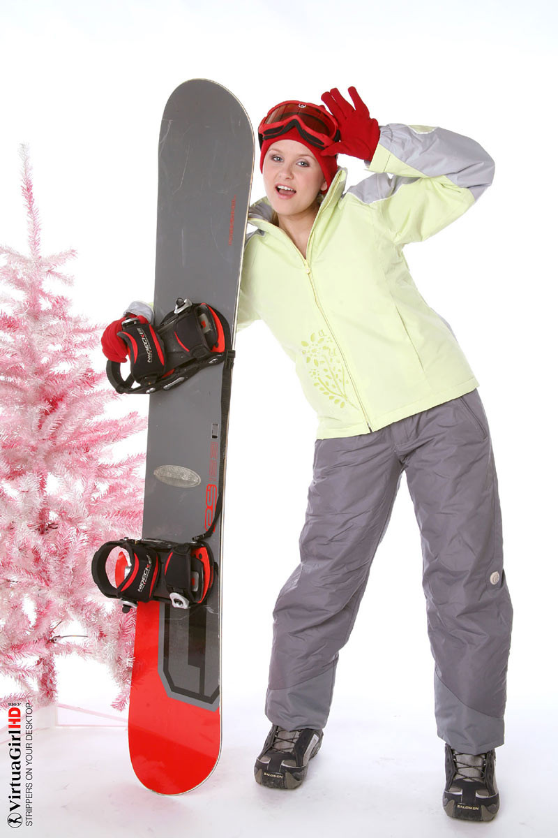 Lucianna, snowboarder birichina con grandi tette, si spoglia
 #73122629