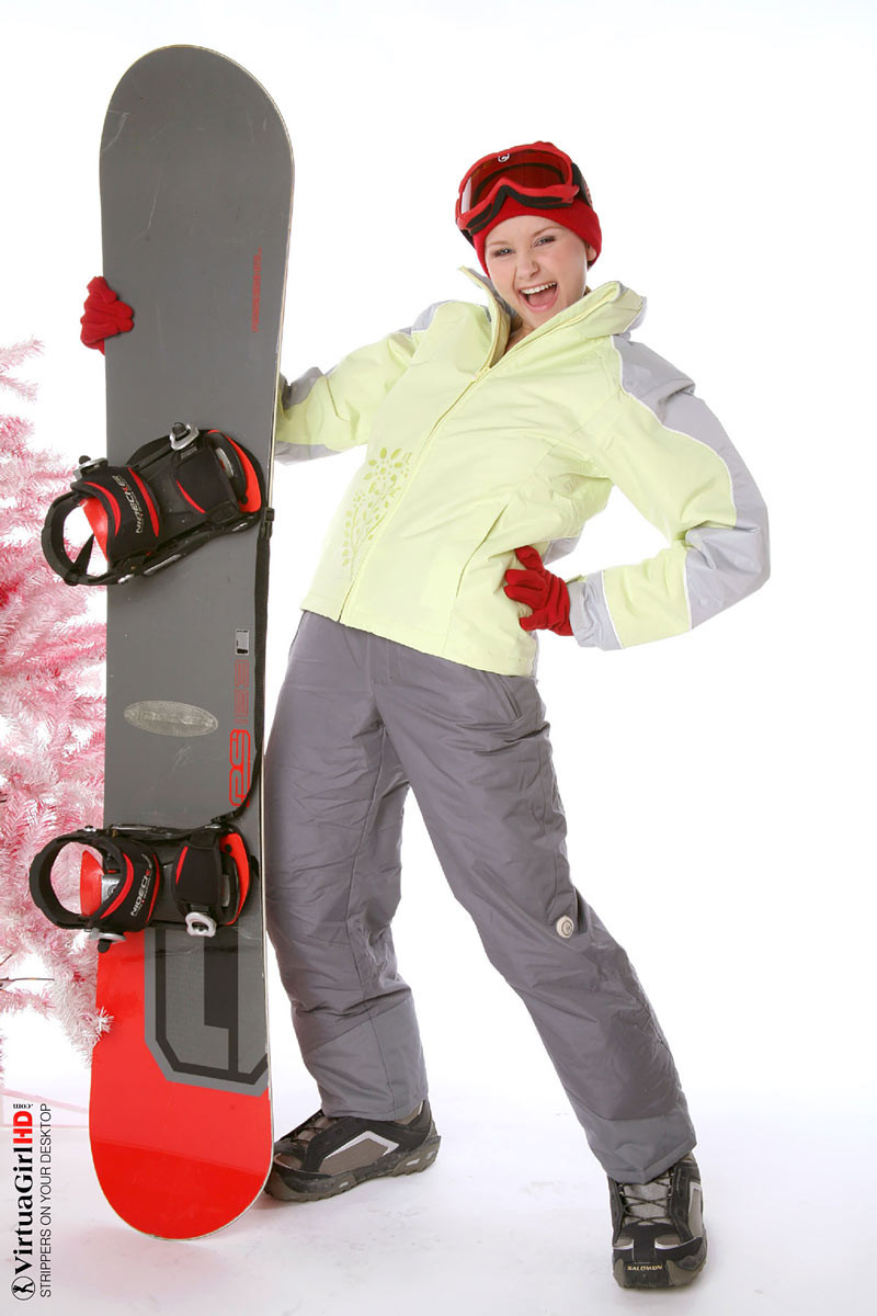 Lucianna, snowboarder birichina con grandi tette, si spoglia
 #73122633