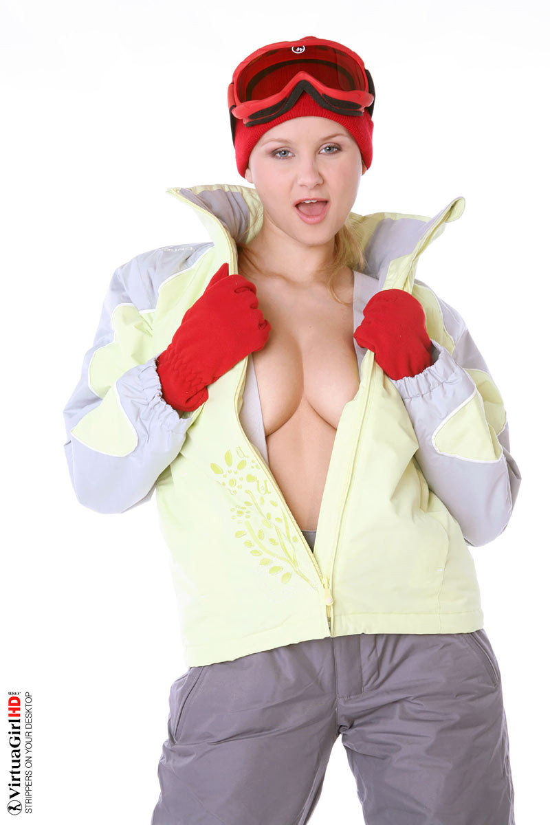 Lucianna, snowboardeuse coquine aux gros seins, se dénude
 #73122662