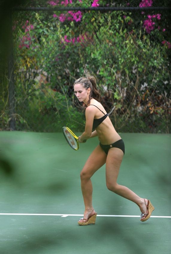 Jennifer love hewitt jugando al tenis en el más diminuto de los bikinis
 #73177210