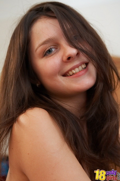 Inocente joven morena posando
 #79005889