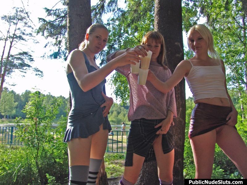 Tres chicas se ponen cachondas y hacen el show lésbico más caliente del parque
 #76742205