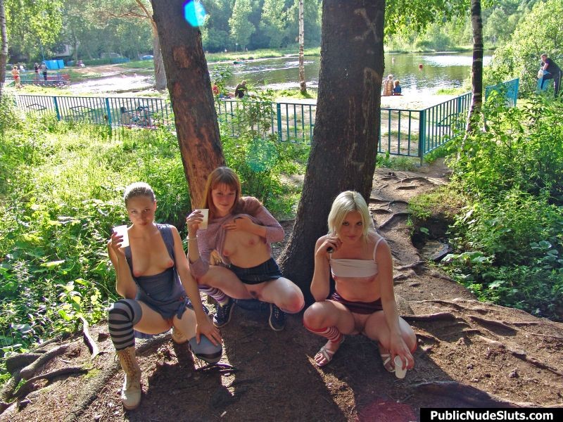 Tres chicas se ponen cachondas y hacen el show lésbico más caliente del parque
 #76742242