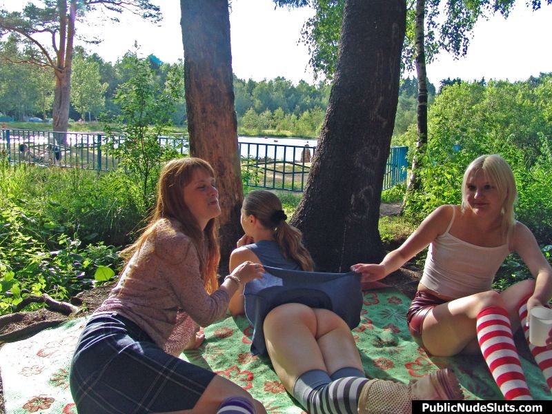 Drei Babes werden frech und veranstalten die heißeste Lesbenshow im Park
 #76742260