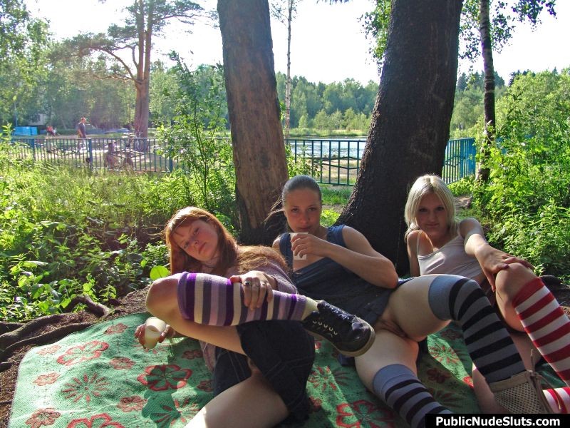 Drei Babes werden frech und veranstalten die heißeste Lesbenshow im Park
 #76742283
