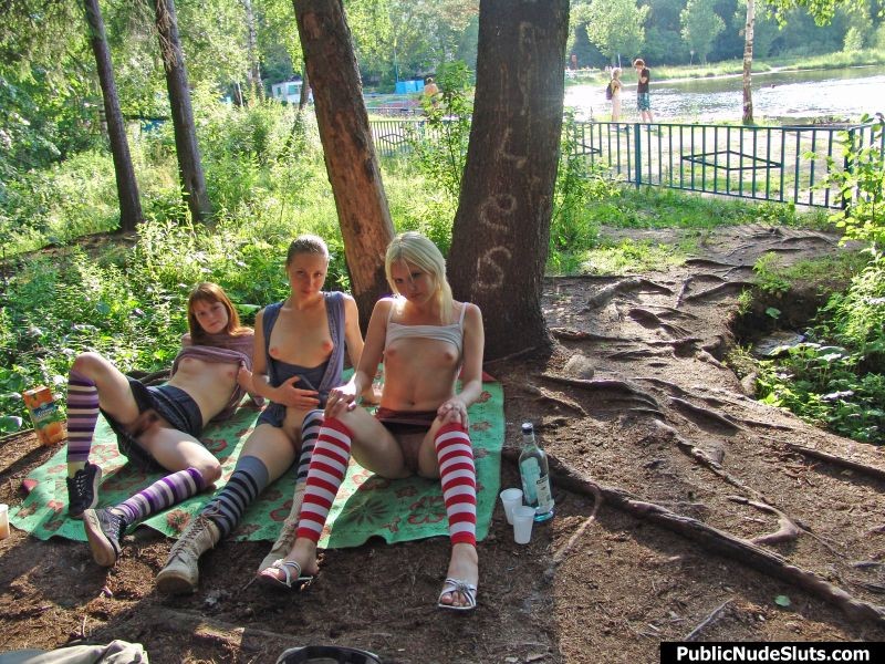 Tres chicas se ponen cachondas y hacen el show lésbico más caliente del parque
 #76742310