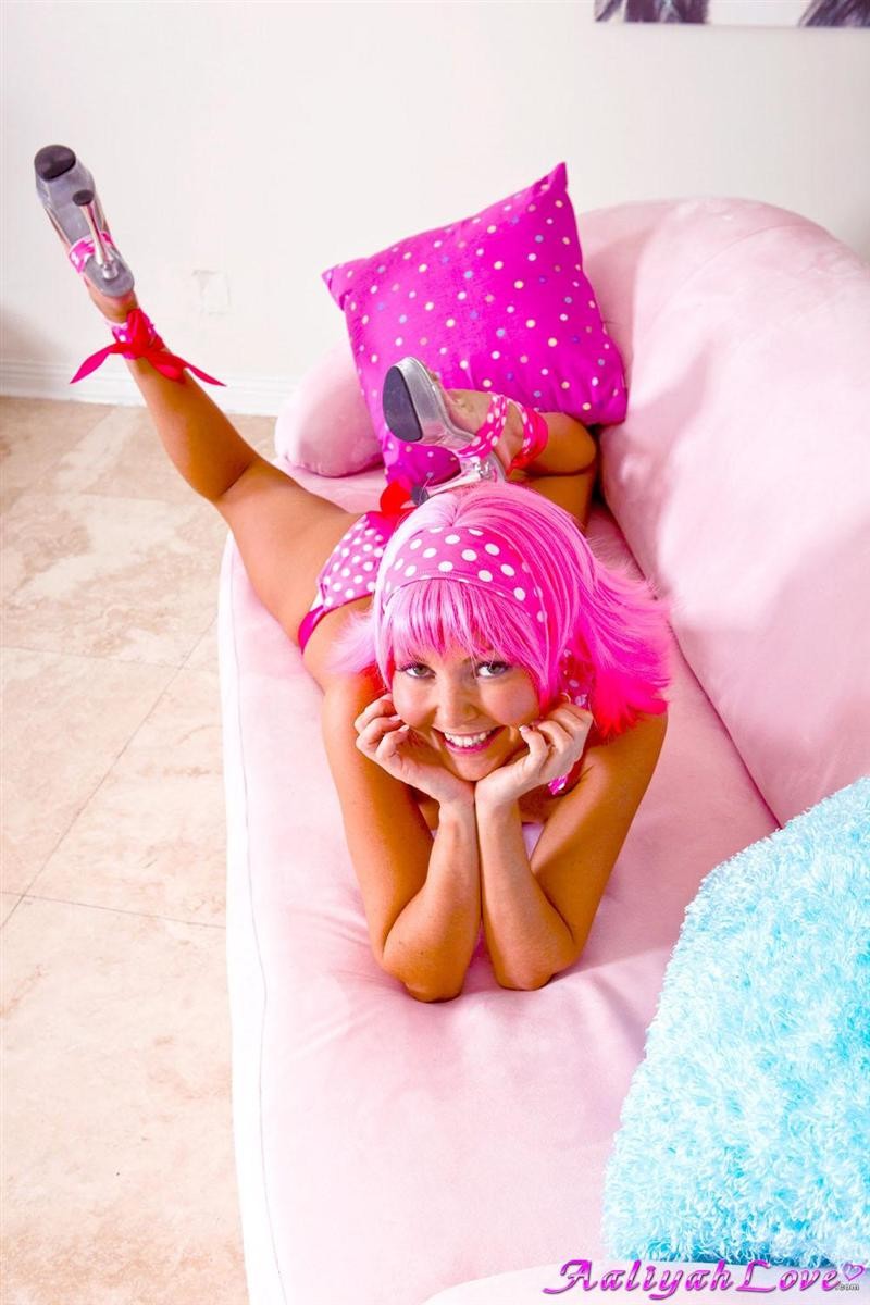 Aaliyah love in parrucca rosa strofina la sua piccola figa stretta
 #78396648