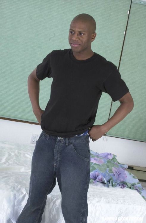 Joven y delgado gay negro mostrando gran eje
 #76988001