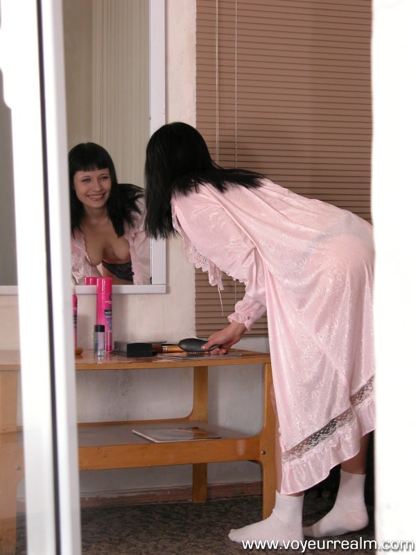 Candy se desnuda frente al espejo
 #79347445