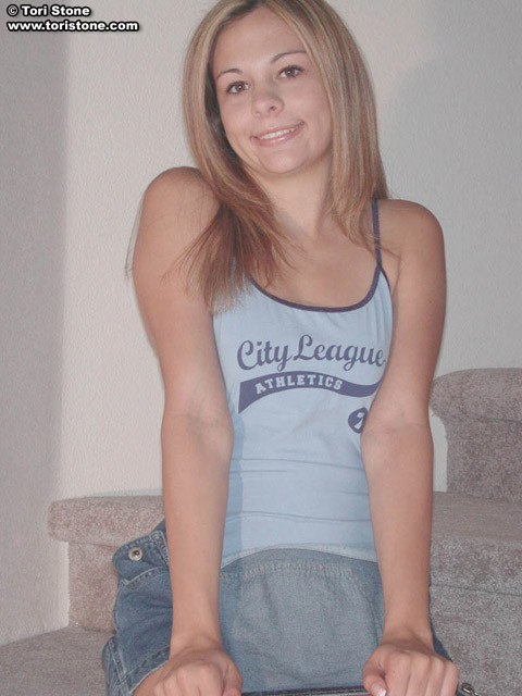 Beobachten Sie Tori, wie sie sich auf der Treppe bei sich zu Hause auszieht.
 #67772952