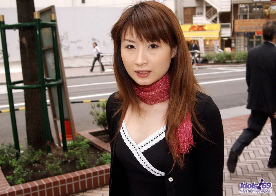 La nana japonaise kotone montre ses seins et sa chatte.
 #69783485
