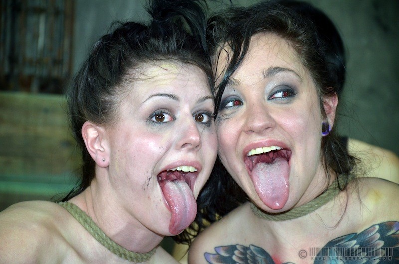 Siempre que haces sufrir a dos chicas juntas llega un punto en el que intentan t
 #72020215