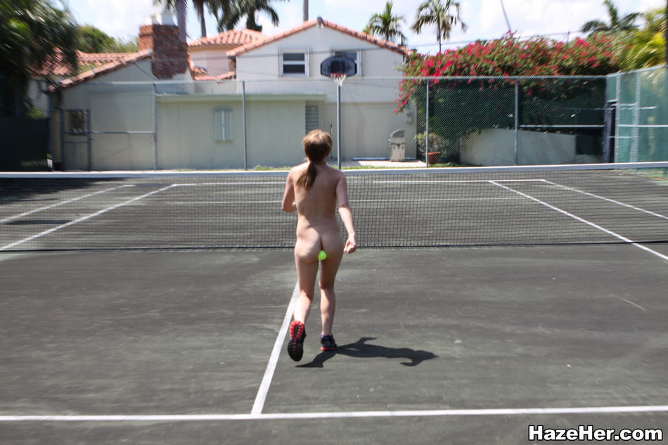 Amateur collège jeunes bizuts bizutage sur le court de tennis par la sororité
 #78072426