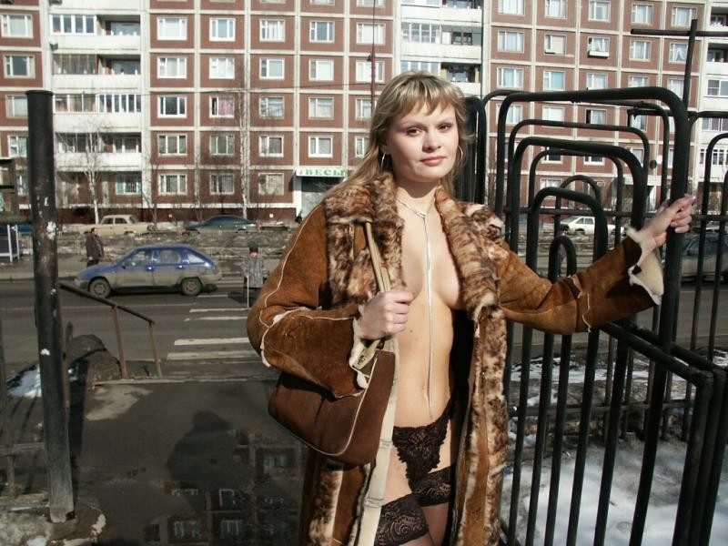 Russisches Mädchen posiert nackt in der Öffentlichkeit
 #78926598