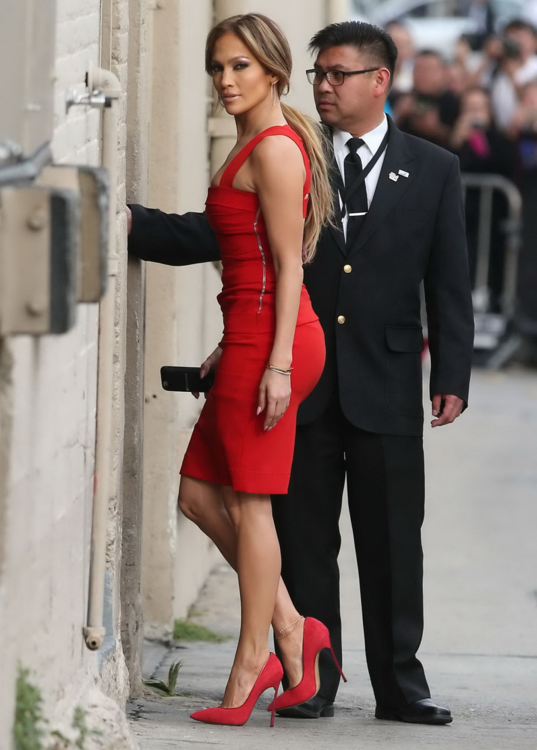 Jennifer Lopez en robe rouge moulante à l'arrivée au direct de Jimmy Kimmel
 #75170447