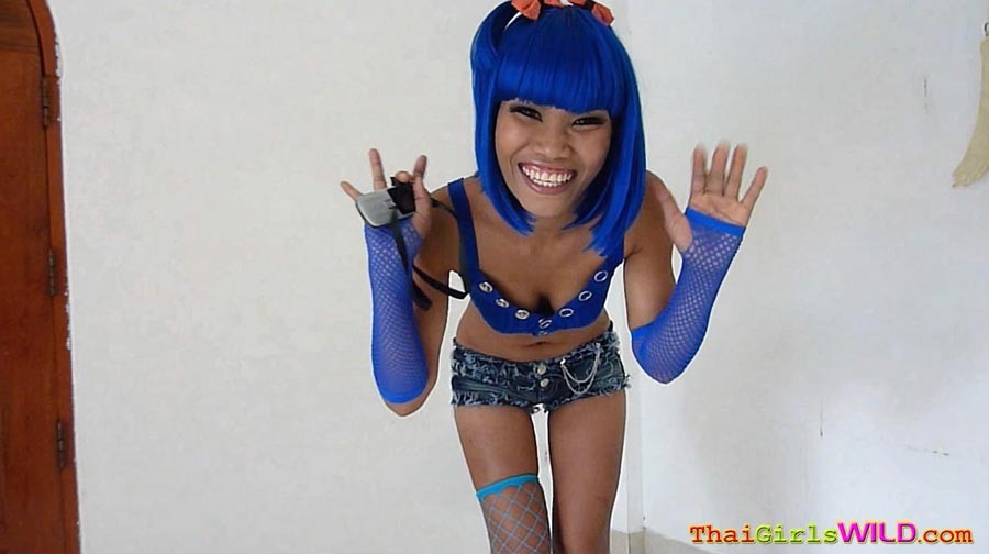 La joven tailandesa emo se desnuda para mostrar sus tetas
 #69756978