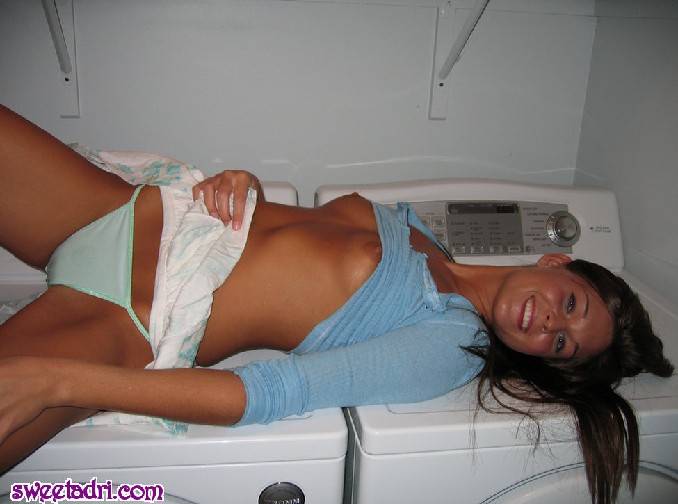 Sweetadri se mettant à poil sur la machine à laver et le sèche-linge
 #67764119