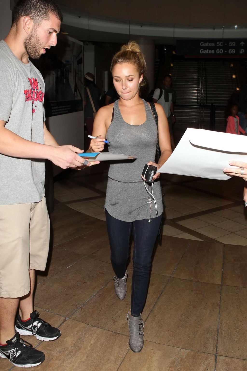 Hayden panettiere porte un soutien-gorge transparent et un haut moulant à l'aéroport de Lax.
 #75221769