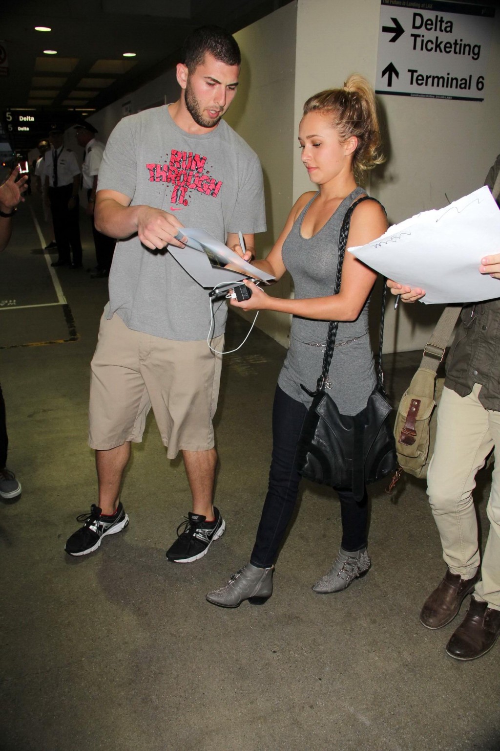 Hayden panettiere porte un soutien-gorge transparent et un haut moulant à l'aéroport de Lax.
 #75221803