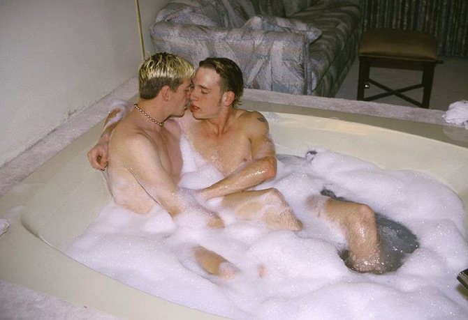 Des garçons blonds et bruns en train de se faire plaisir en prenant un bain.
 #76971575