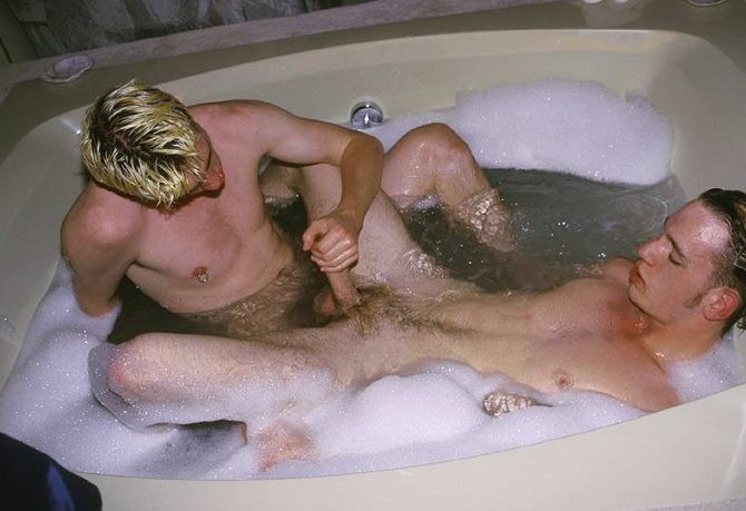 Des garçons blonds et bruns en train de se faire plaisir en prenant un bain.
 #76971674