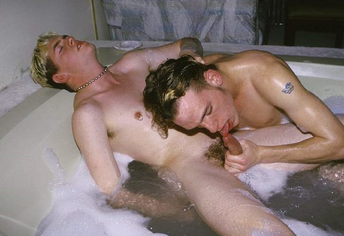 Des garçons blonds et bruns en train de se faire plaisir en prenant un bain.
 #76971692