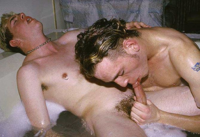 Des garçons blonds et bruns en train de se faire plaisir en prenant un bain.
 #76971702