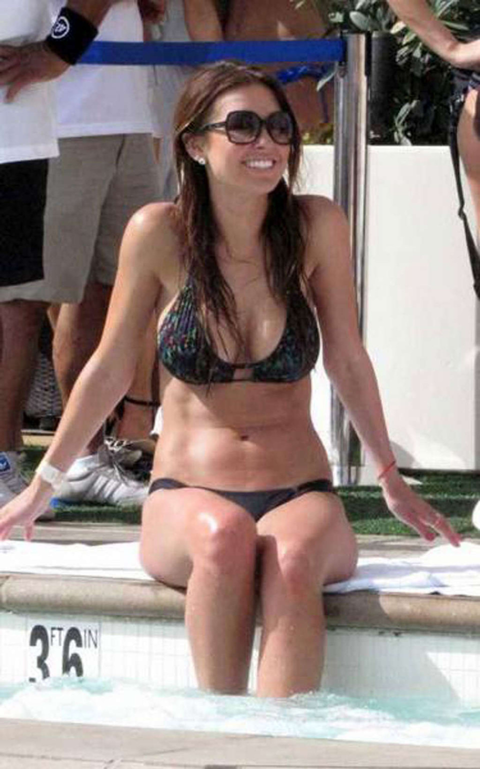 Audrina patridge montrant son corps sexy et son cul chaud en bikini sur la piscine
 #75354178