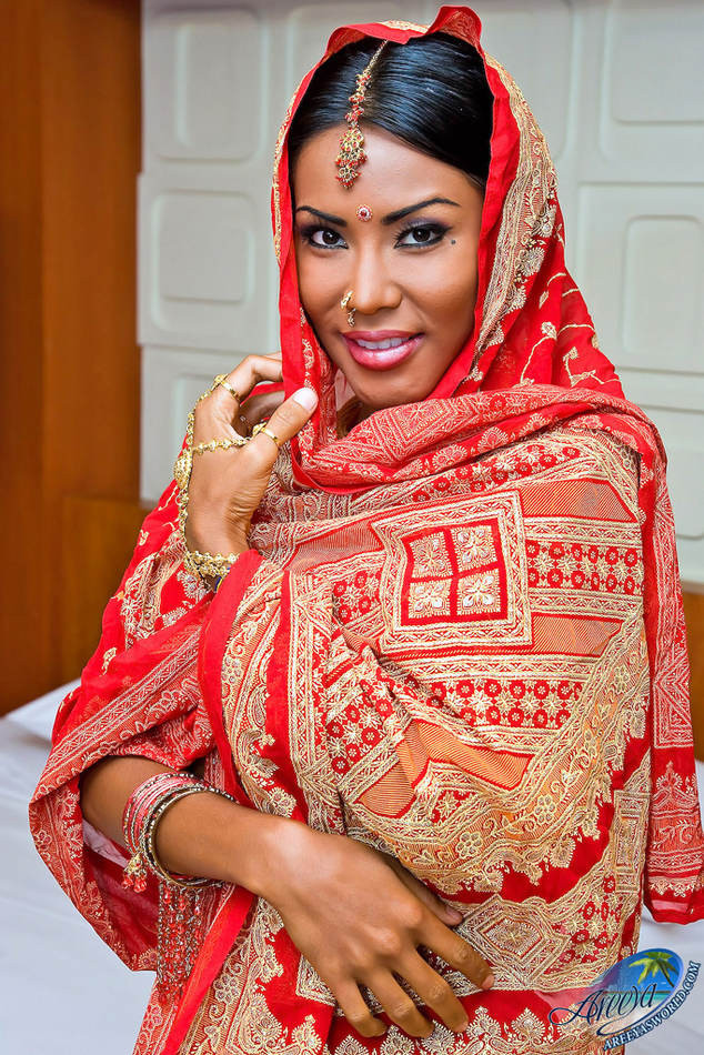 Areeya vestida de diosa india
 #79302395