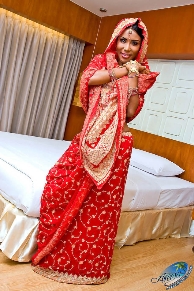 Areeya vestida de diosa india
 #79302399