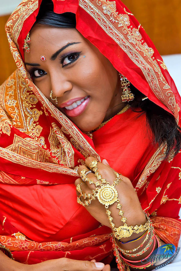 Areeya vestida de diosa india
 #79302443