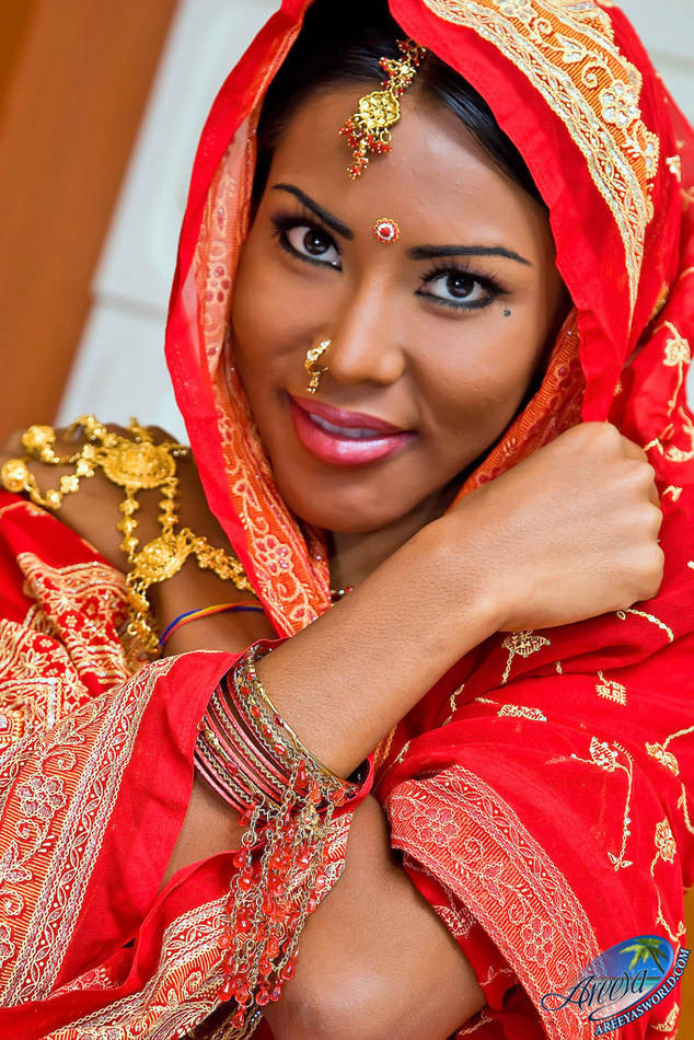 Areeya vestida de diosa india
 #79302457