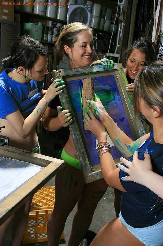 Chicas serigrafiadas tonteando en la ducha
 #67553770