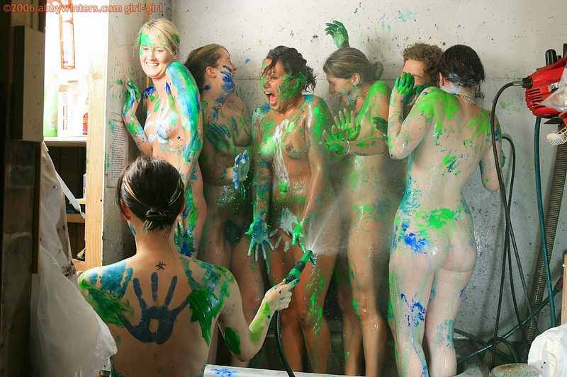 Chicas serigrafiadas tonteando en la ducha
 #67553828