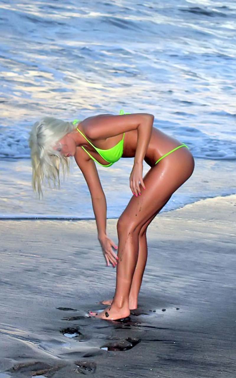 Karissa shannon schaut sehr sexy in grünem Bikini am Strand Paparazzi Bilder an
 #75313048