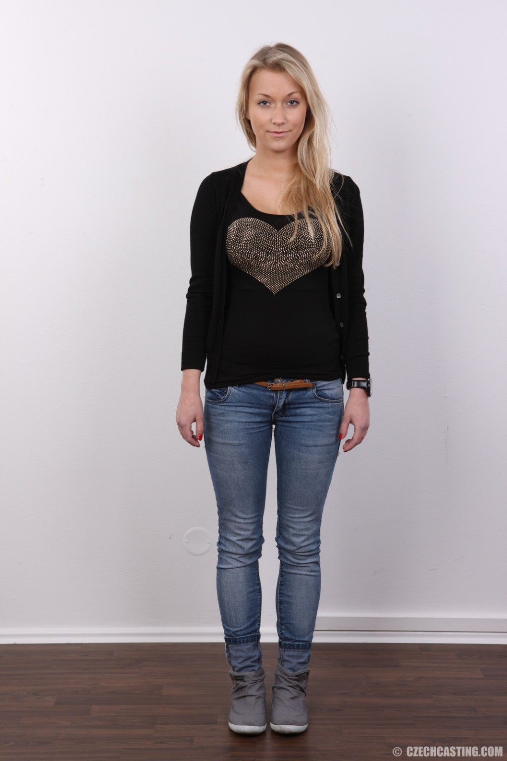 Jeune blonde mignonne avec de beaux seins
 #70921504