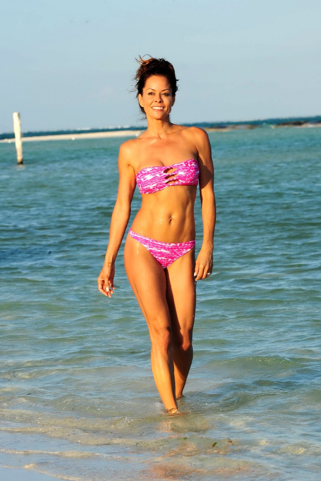 Brooke Burke, plantureuse, portant un bikini rose sur une plage du Mexique.
 #75228131