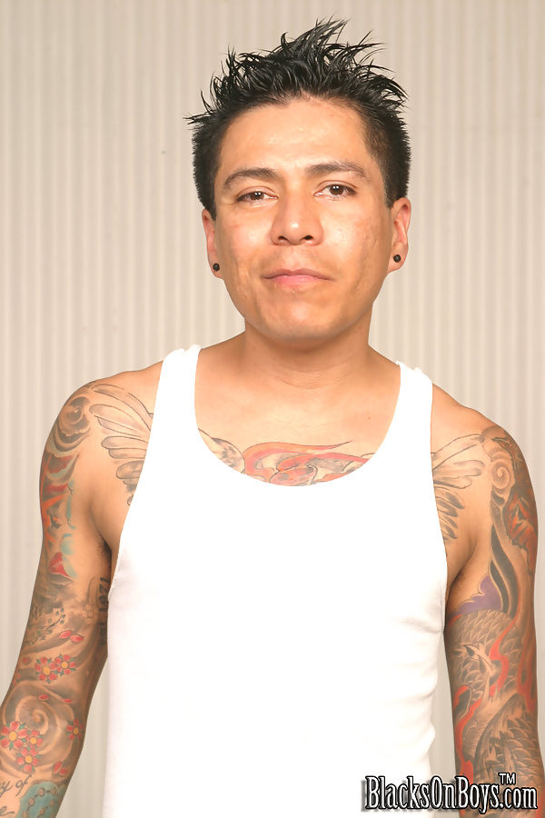 Geile muskulöse schwarze Stollen knallen hart einen tätowierten mexikanischen Jungen
 #76980561