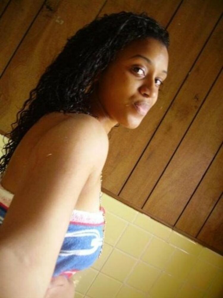 Gfs negro joven posando y follando
 #79078944