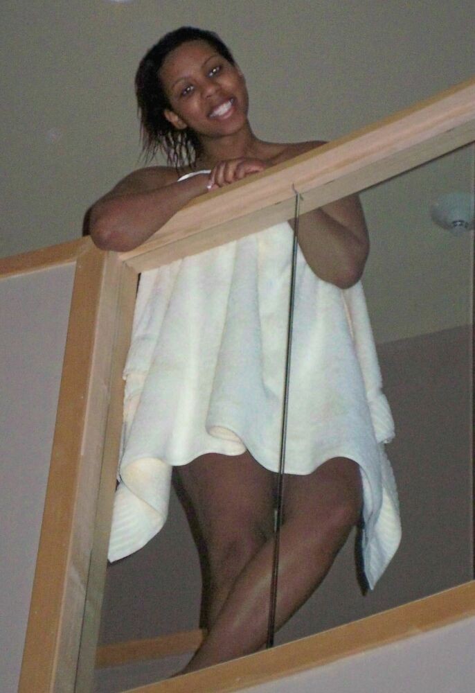 Gfs negro joven posando y follando
 #79078971