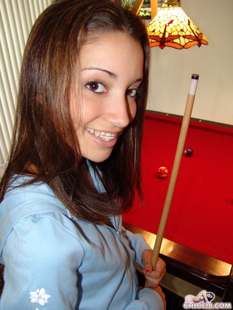 Mignonne petite fille maigre de 18 ans se déshabillant sur une table de billard
 #78658332