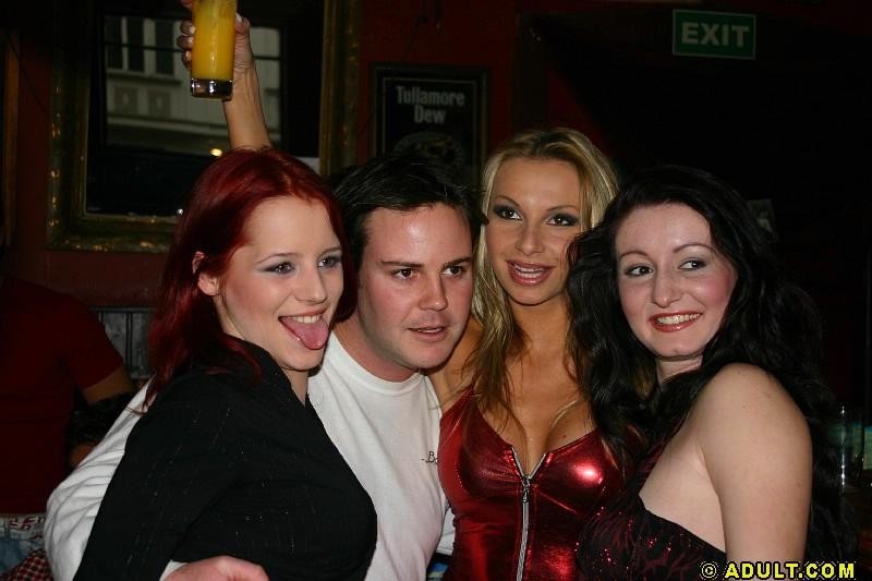 Las chicas calientan las cosas en una fiesta salvaje en un bar
 #76880024