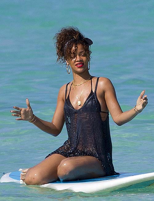 Rihanna exponiendo su cuerpo sexy y su culo caliente en tanga mientras surfea
 #75275642