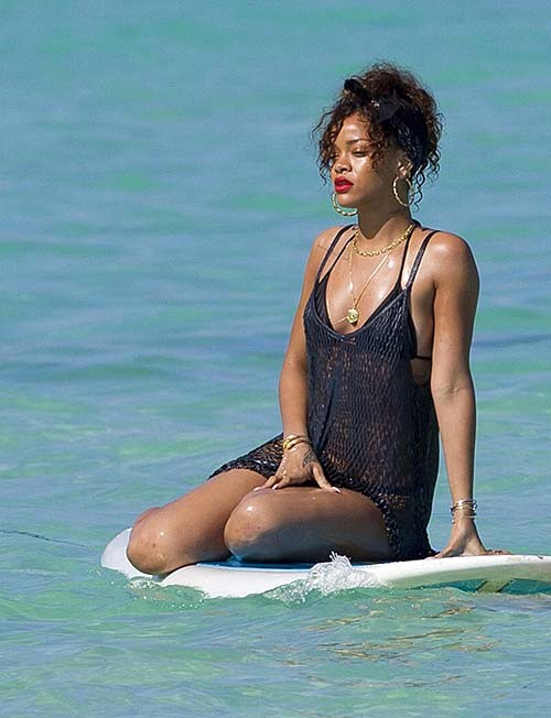 Rihanna exponiendo su cuerpo sexy y su culo caliente en tanga mientras surfea
 #75275646