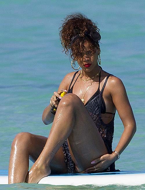 Rihanna exponiendo su cuerpo sexy y su culo caliente en tanga mientras surfea
 #75275652