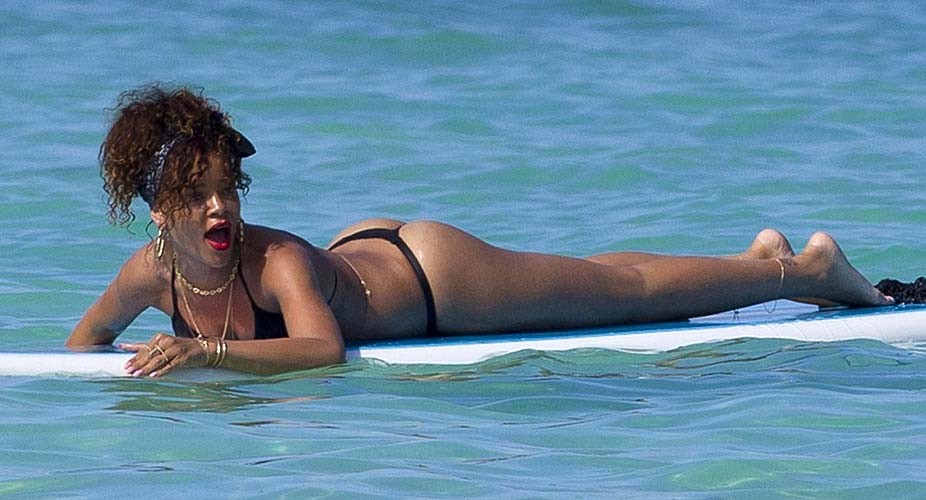 Rihanna exposant son corps sexy et ses fesses chaudes en string pendant le surf
 #75275675