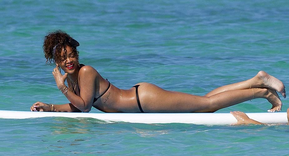 Rihanna exponiendo su cuerpo sexy y su culo caliente en tanga mientras surfea
 #75275683