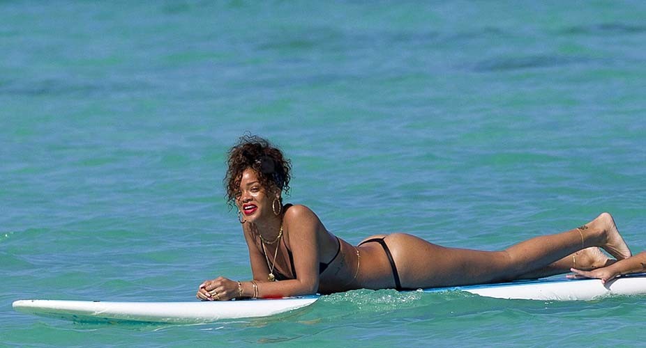 Rihanna exponiendo su cuerpo sexy y su culo caliente en tanga mientras surfea
 #75275687