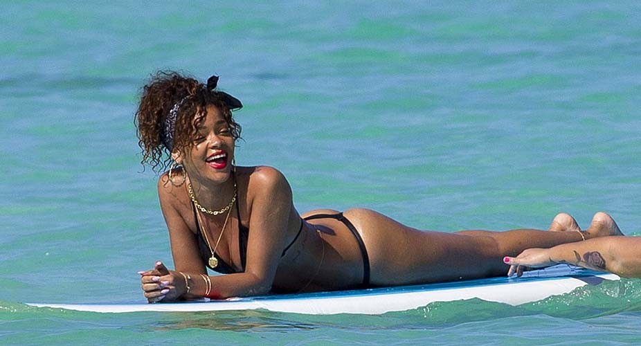 Rihanna exponiendo su cuerpo sexy y su culo caliente en tanga mientras surfea
 #75275693